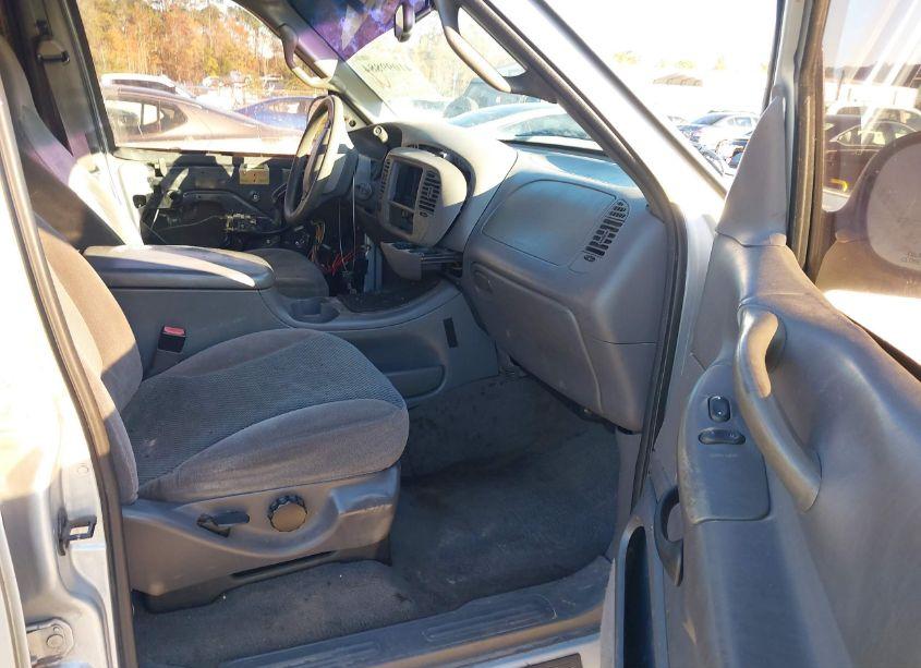 Photo 5 of 2002 Ford Expedition XLT (VIN 1FMRU15W62LA58724)