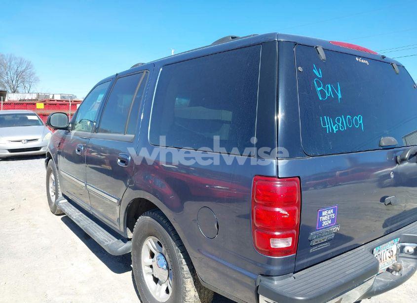Photo 3 of 2002 Ford Expedition XLT (VIN 1FMRU15W82LA81468)