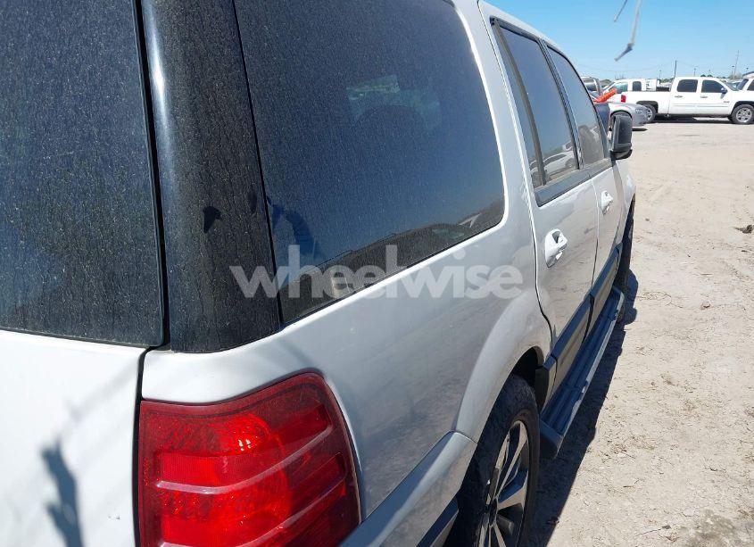 Photo 4 of 2004 Ford Expedition XLT (VIN 1FMRU15W94LA99528)