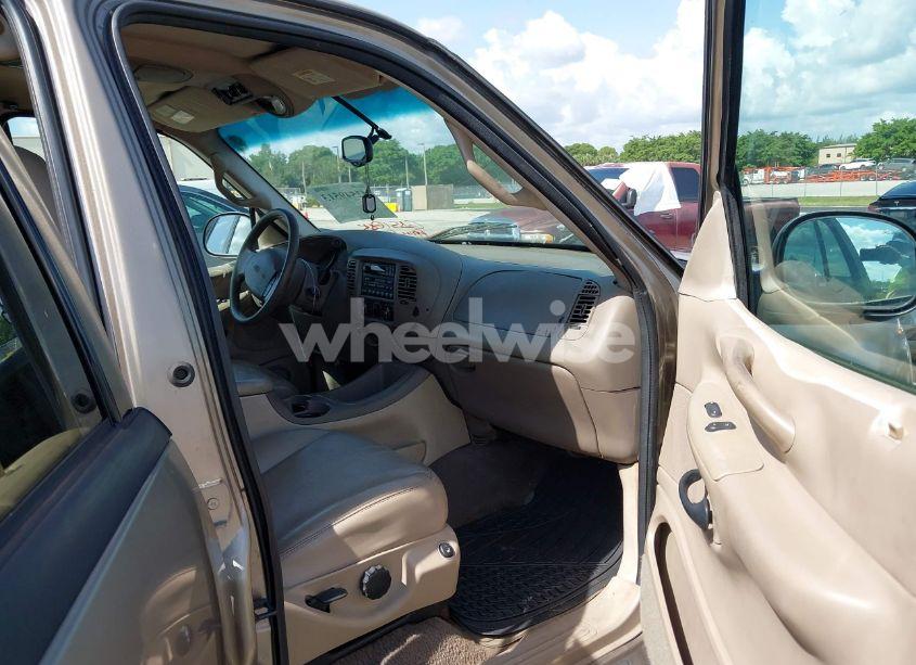 Photo 5 of 2002 Ford Expedition XLT (VIN 1FMRU15WX2LA22230)