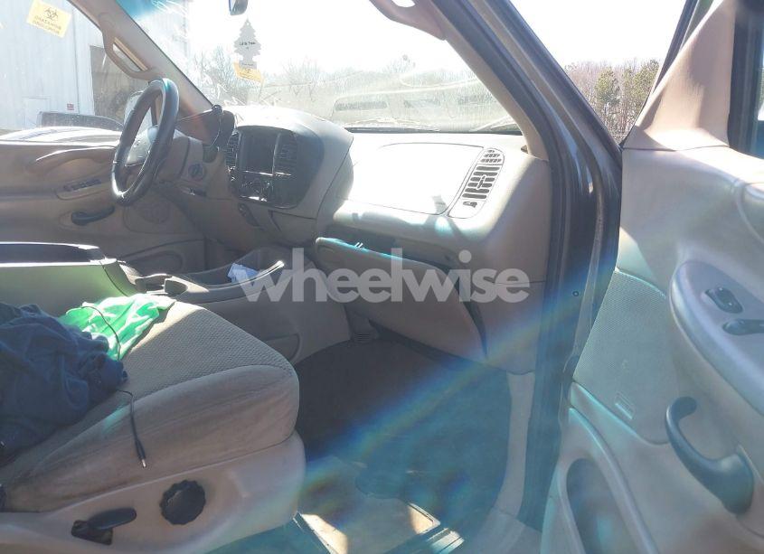 Photo 5 of 2001 Ford Expedition XLT (VIN 1FMRU16W91LA79385)