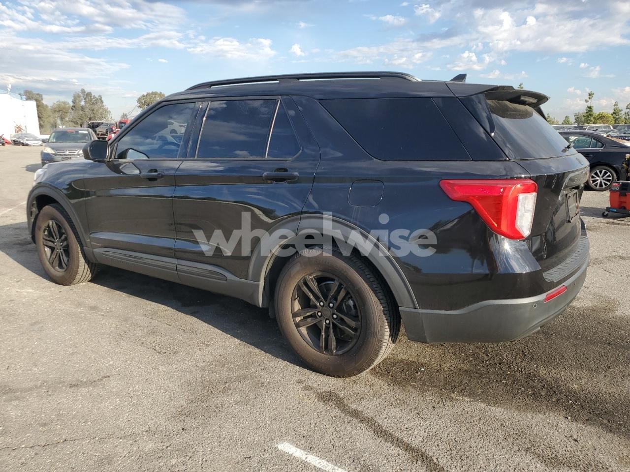 Photo 2 of 2021 FORD EXPLORER XLT (VIN 1FMSK7DH7MGB21130)