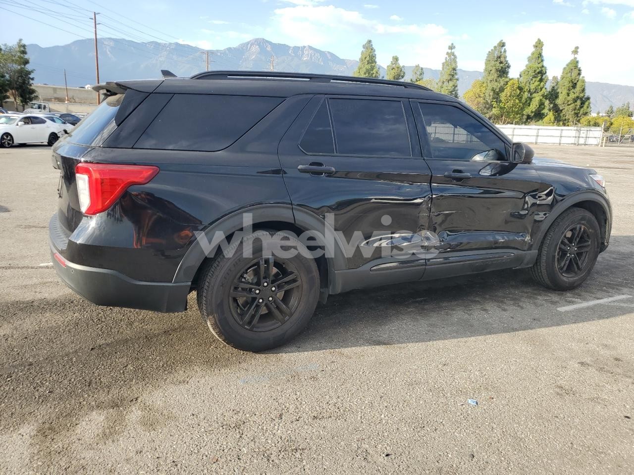Photo 3 of 2021 FORD EXPLORER XLT (VIN 1FMSK7DH7MGB21130)
