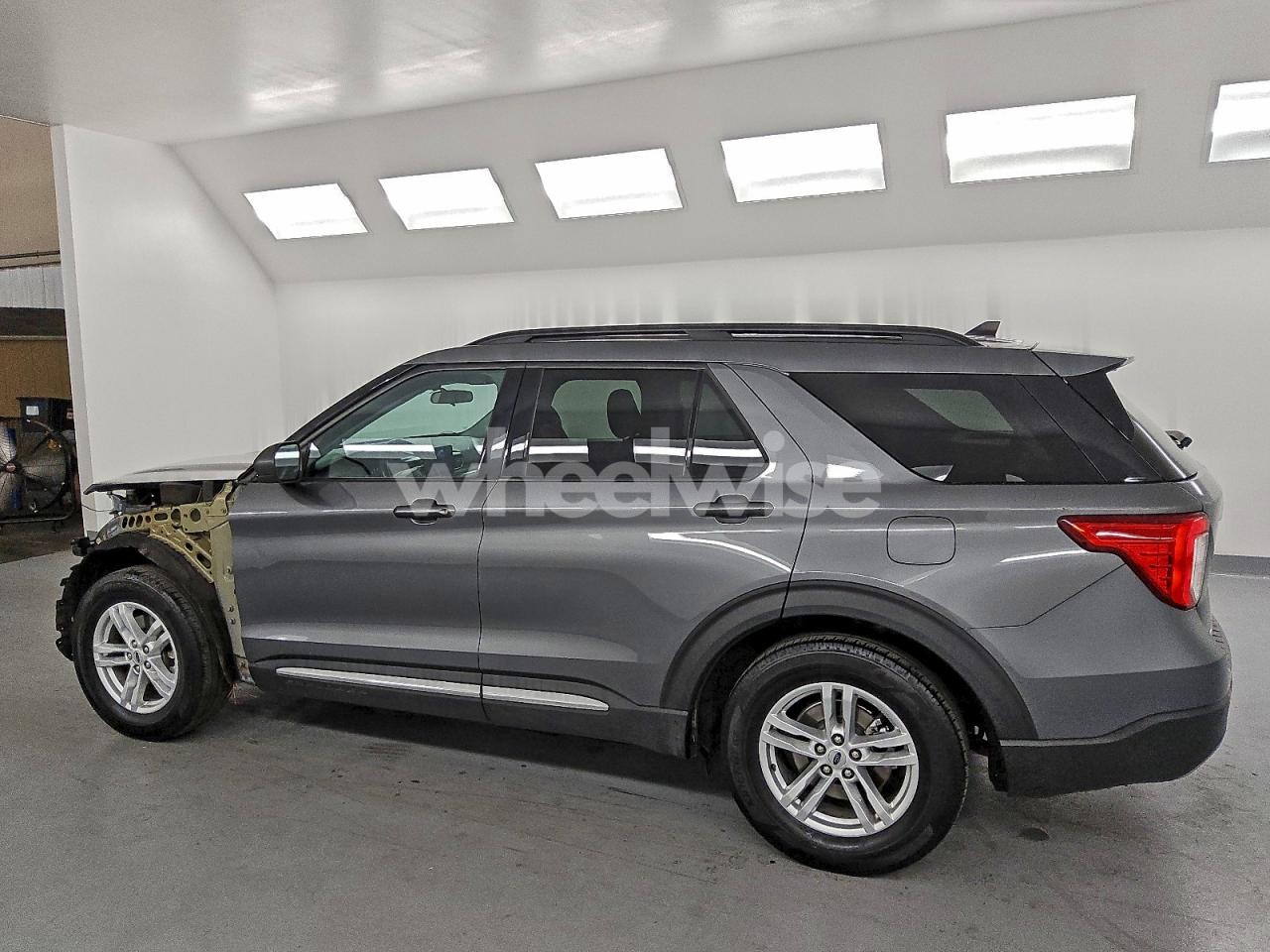 Photo 2 of 2024 FORD EXPLORER XLT (VIN 1FMSK7DH9RGA04771)