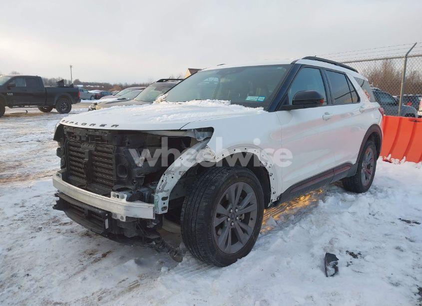 Photo 2 of 2022 Ford Explorer XLT (VIN 1FMSK8DH1NGA37571)