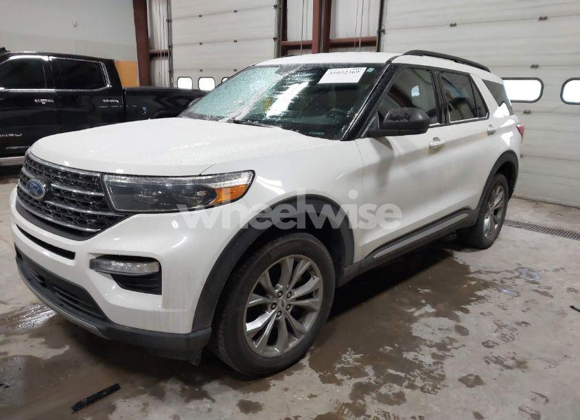 Photo 2 of 2022 Ford Explorer XLT (VIN 1FMSK8DH3NGA44098)