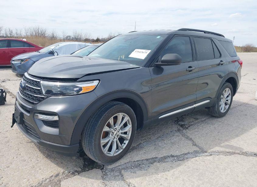 Photo 2 of 2020 Ford Explorer XLT (VIN 1FMSK8DHXLGB88065)