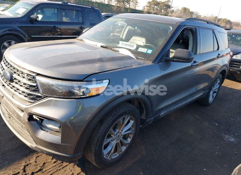 Photo 2 of 2022 Ford Explorer XLT (VIN 1FMSK8DHXNGA44387)