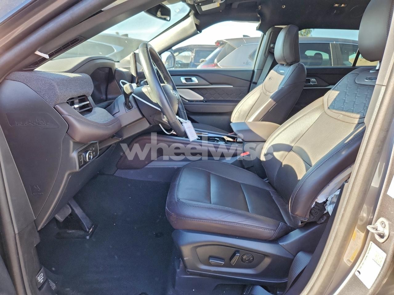 Photo 7 of 2025 FORD EXPLORER PLATINUM (VIN 1FMUK8HH5SGB61731)