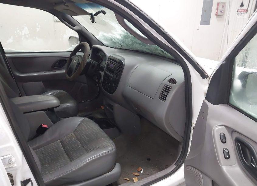 Photo 5 of 2002 Ford Escape XLS (VIN 1FMYU011X2KC11563)