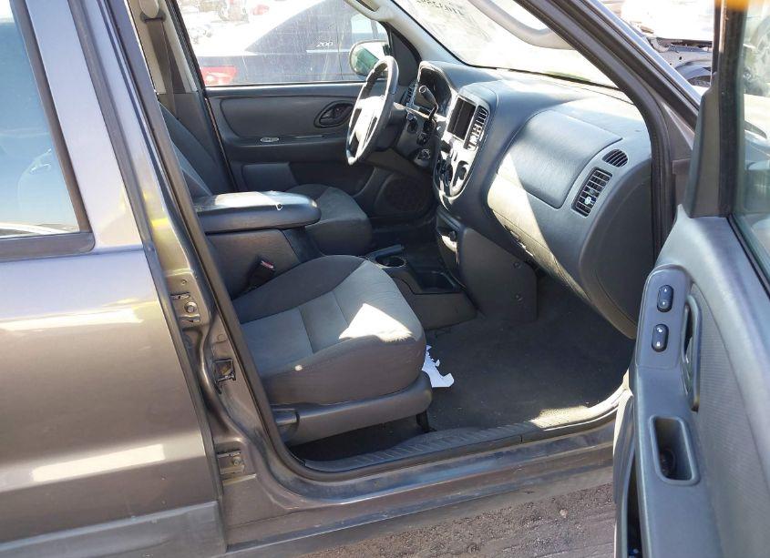 Photo 5 of 2004 Ford Escape XLS (VIN 1FMYU02194KA14904)