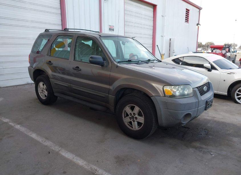 2005 Ford Escape XLS (VIN 1FMYU02Z25KB41629) main photo