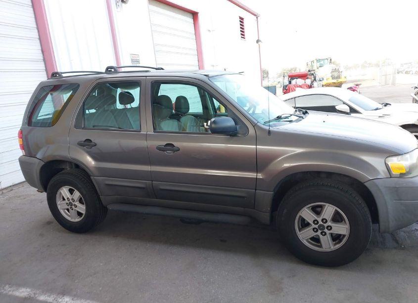 Photo 14 of 2005 Ford Escape XLS (VIN 1FMYU02Z25KB41629)