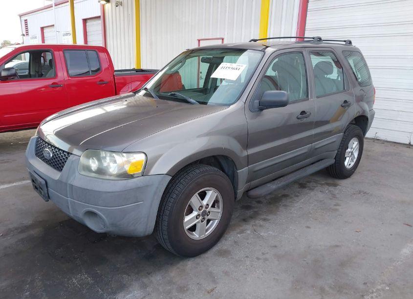 Photo 2 of 2005 Ford Escape XLS (VIN 1FMYU02Z25KB41629)