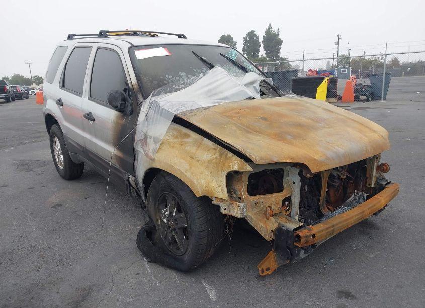 2005 Ford Escape XLS (VIN 1FMYU02Z45KB01780) main photo