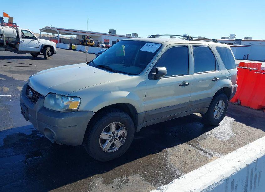 Photo 2 of 2005 Ford Escape XLS (VIN 1FMYU02Z45KB02220)