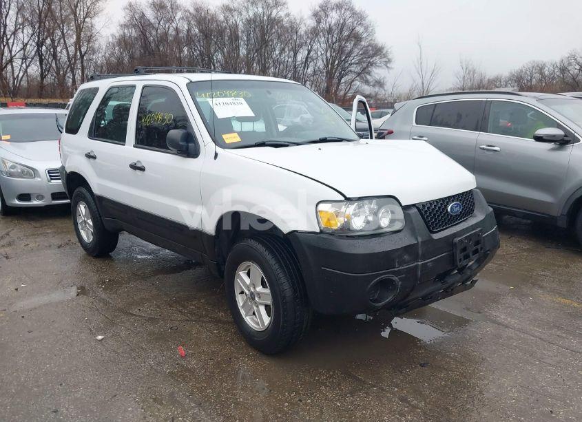 2005 Ford Escape XLS (VIN 1FMYU02Z55KB08947) main photo