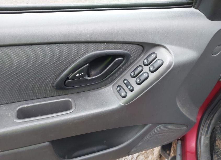 Photo 16 of 2005 Ford Escape XLS (VIN 1FMYU02Z55KB25134)