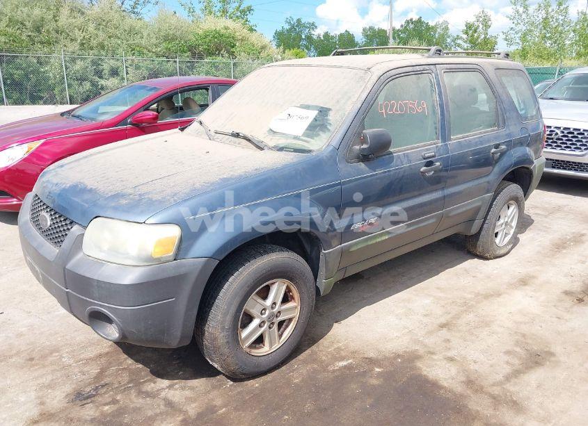 Photo 2 of 2005 Ford Escape XLS (VIN 1FMYU02Z95KB06733)