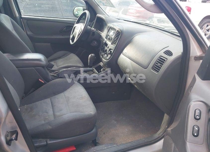 Photo 5 of 2005 Ford Escape XLS (VIN 1FMYU02ZX5KB02853)