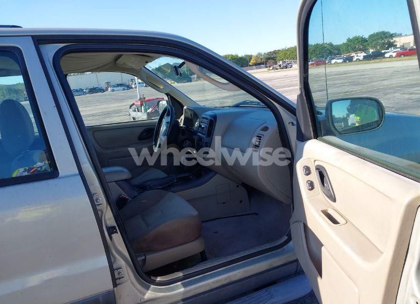 Photo 5 of 2005 Ford Escape XLS (VIN 1FMYU02ZX5KD52500)