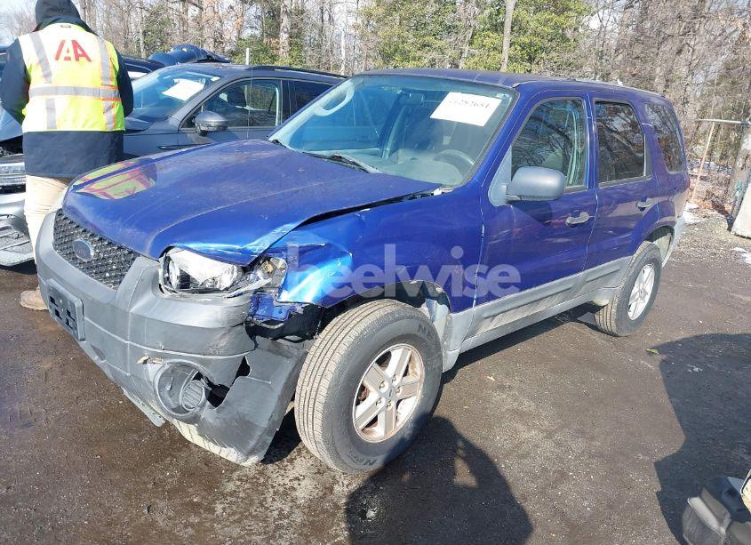 Photo 2 of 2005 Ford Escape XLS (VIN 1FMYU02ZX5KE33187)