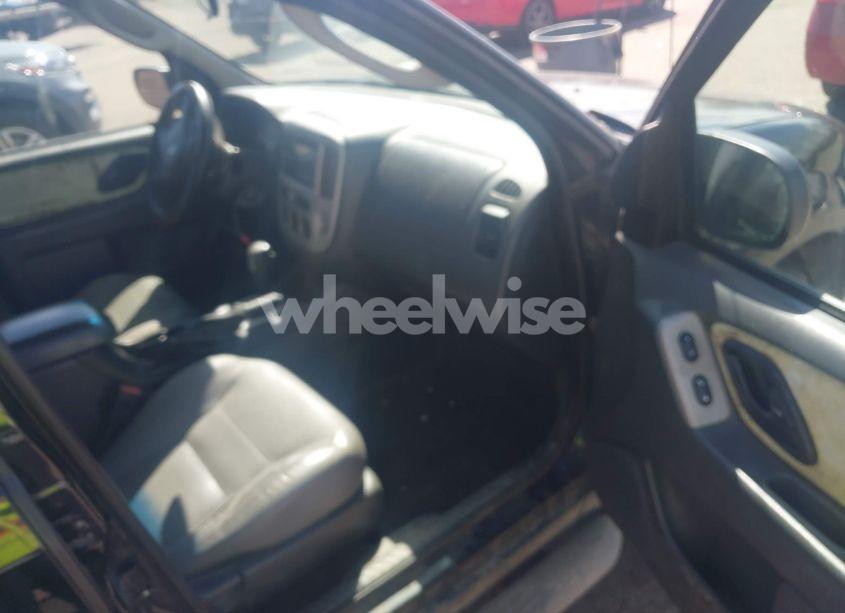 Photo 5 of 2005 Ford Escape XLT (VIN 1FMYU03125KD86469)