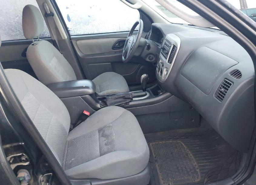 Photo 5 of 2005 Ford Escape XLT (VIN 1FMYU03145KC21958)