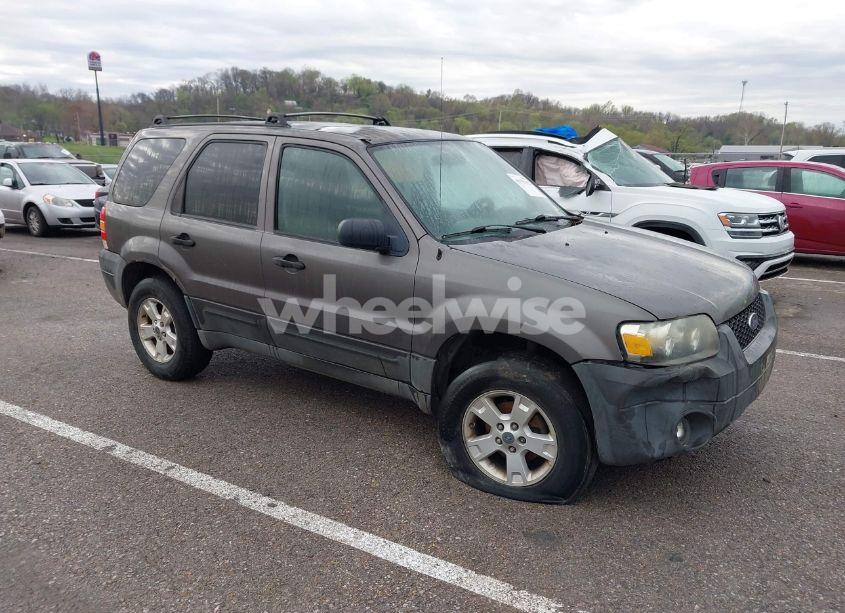 2005 Ford Escape XLT (VIN 1FMYU03145KD73027) main photo