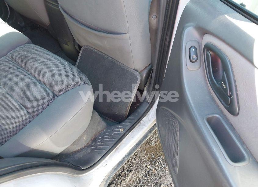 Photo 8 of 2005 Ford Escape XLT (VIN 1FMYU03165DA22382)