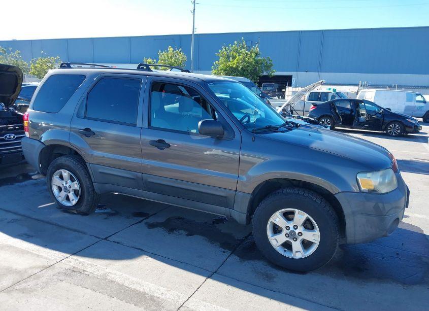 2005 Ford Escape XLT (VIN 1FMYU03175KB37522) main photo