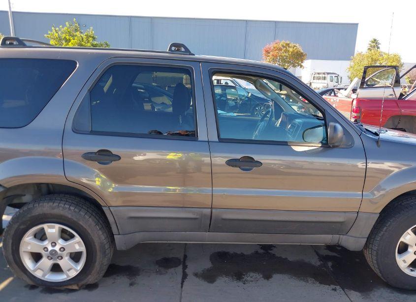 Photo 13 of 2005 Ford Escape XLT (VIN 1FMYU03175KB37522)