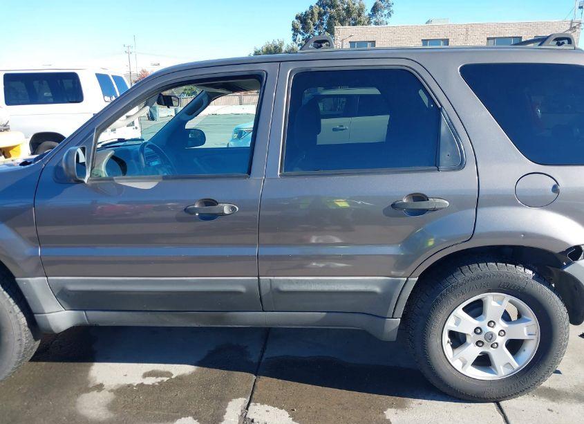 Photo 14 of 2005 Ford Escape XLT (VIN 1FMYU03175KB37522)