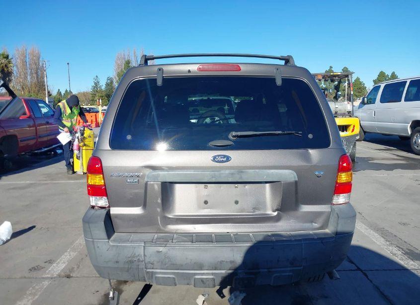 Photo 16 of 2005 Ford Escape XLT (VIN 1FMYU03175KB37522)