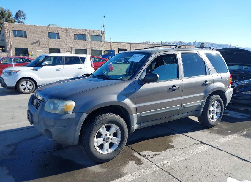 Photo 2 of 2005 Ford Escape XLT (VIN 1FMYU03175KB37522)