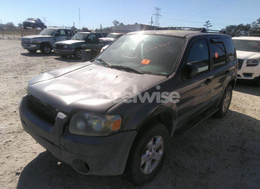 Photo 2 of 2005 Ford Escape XLT (VIN 1FMYU03195KB12329)