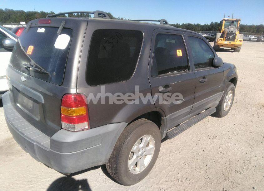 Photo 4 of 2005 Ford Escape XLT (VIN 1FMYU03195KB12329)