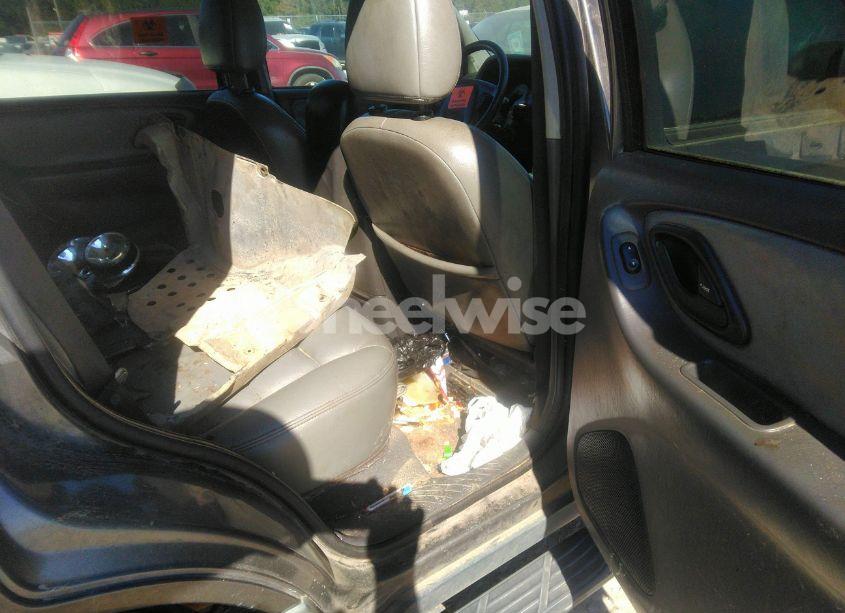 Photo 8 of 2005 Ford Escape XLT (VIN 1FMYU03195KB12329)