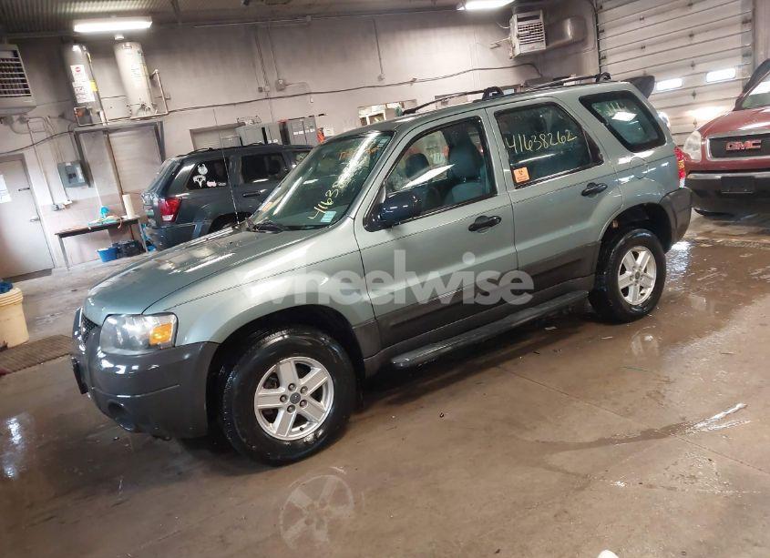Photo 2 of 2005 Ford Escape XLS (VIN 1FMYU92Z25KD28826)
