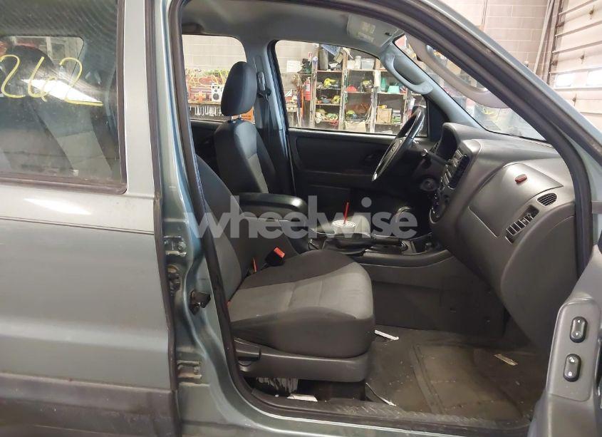 Photo 5 of 2005 Ford Escape XLS (VIN 1FMYU92Z25KD28826)