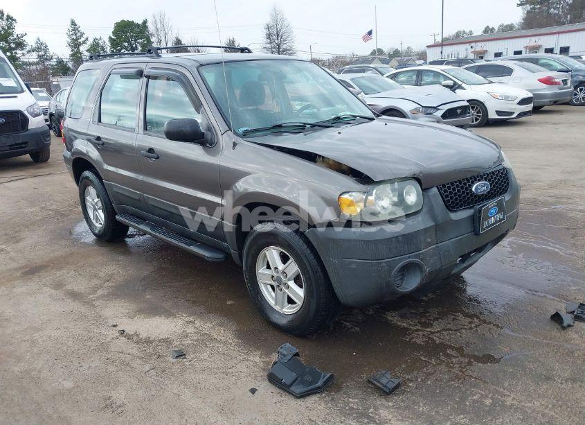 2005 Ford Escape XLS (VIN 1FMYU92Z35KA20497) main photo