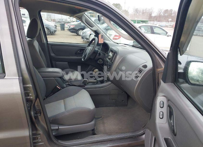 Photo 5 of 2005 Ford Escape XLS (VIN 1FMYU92Z35KA20497)