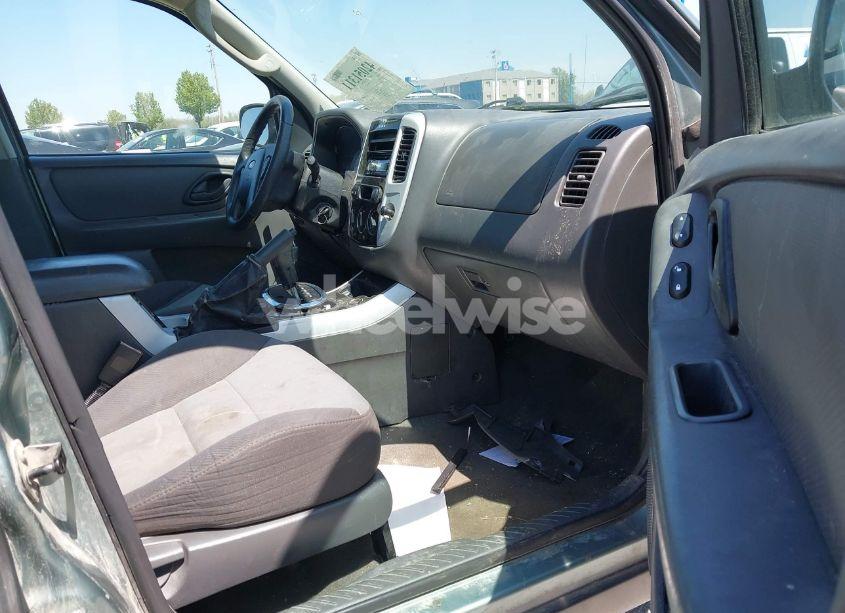 Photo 5 of 2005 Ford Escape XLS (VIN 1FMYU92Z75DA03268)