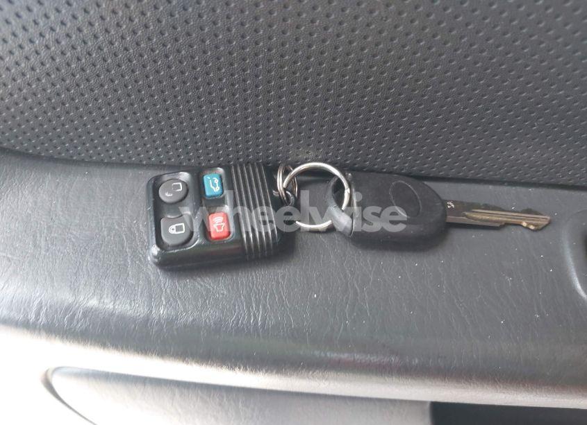 Photo 11 of 2005 Ford Escape XLS (VIN 1FMYU92Z75DA05019)