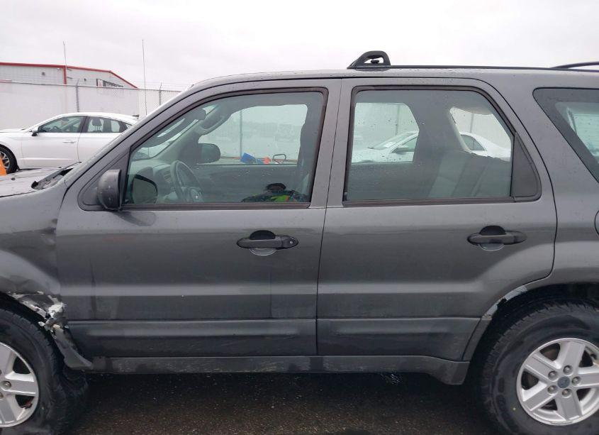 Photo 15 of 2005 Ford Escape XLS (VIN 1FMYU92Z75KA76006)