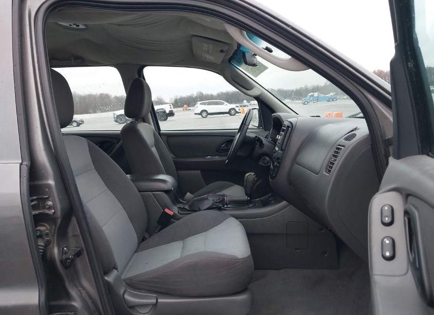 Photo 5 of 2005 Ford Escape XLS (VIN 1FMYU92Z75KA76006)