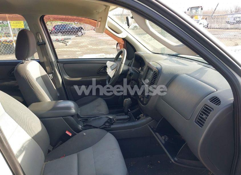 Photo 5 of 2005 Ford Escape XLS (VIN 1FMYU92Z95KB15985)