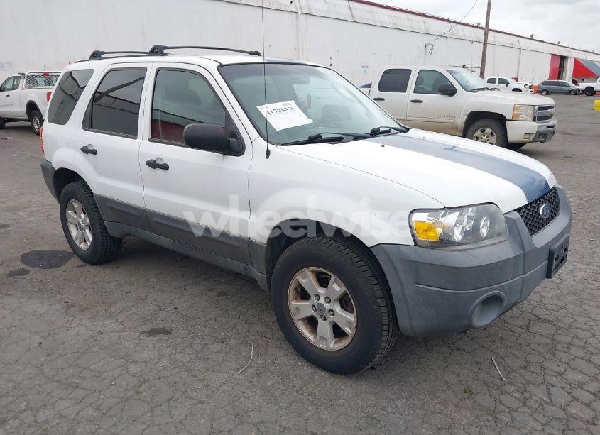 2005 Ford Escape XLT (VIN 1FMYU93105KA75028) main photo
