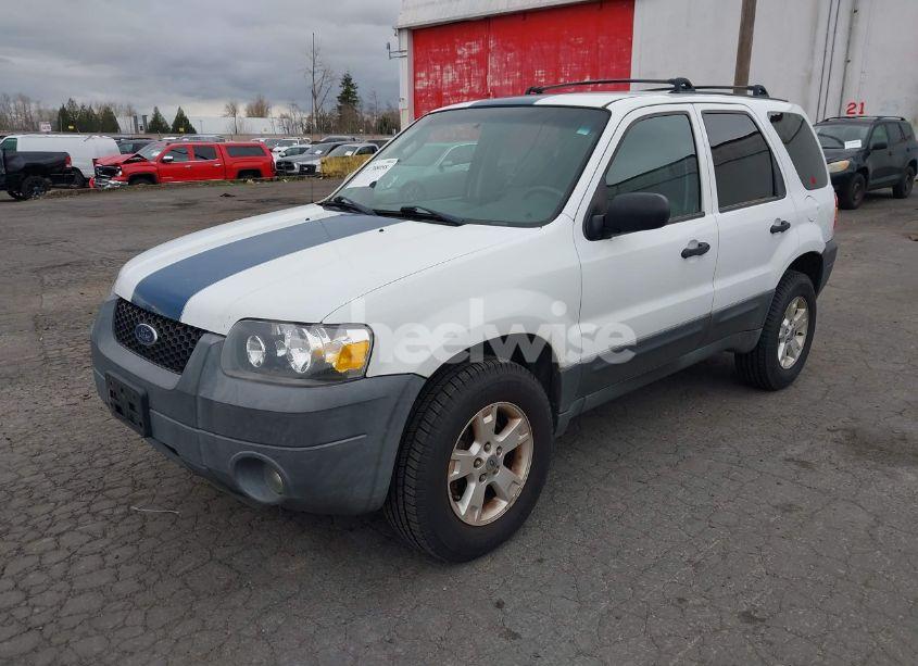 Photo 2 of 2005 Ford Escape XLT (VIN 1FMYU93105KA75028)
