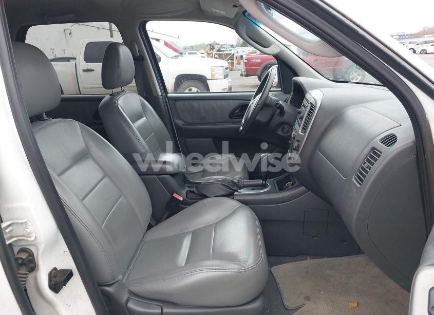 Photo 5 of 2005 Ford Escape XLT (VIN 1FMYU93105KA75028)